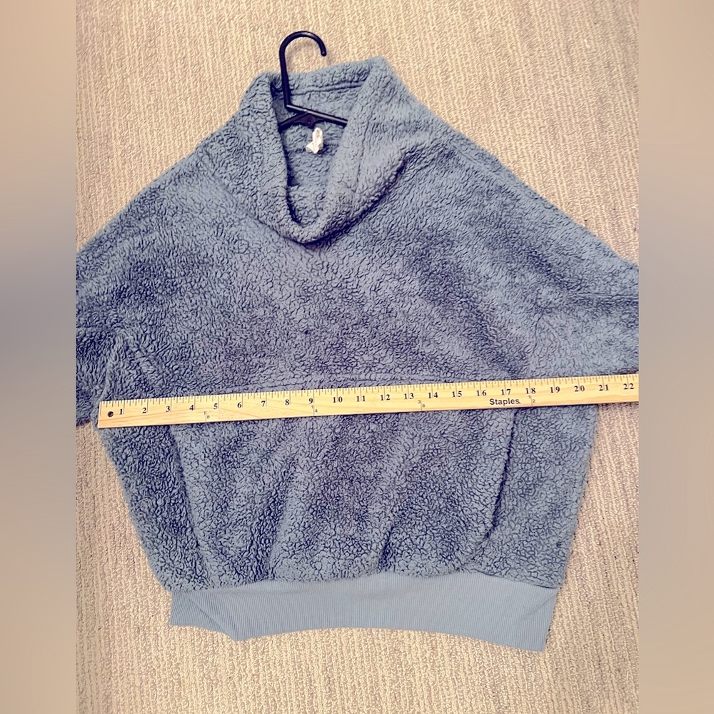 Athletic medium Collection Cozy Gray Sherpa Pullover - Picture 4 of 6